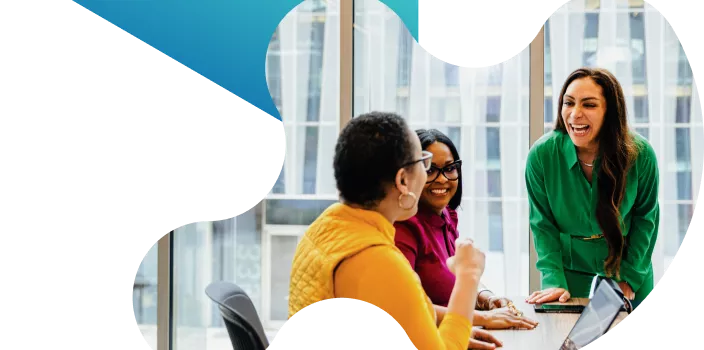 Pessoas ao redor de uma mesa Pessoas ao redor de uma mesa