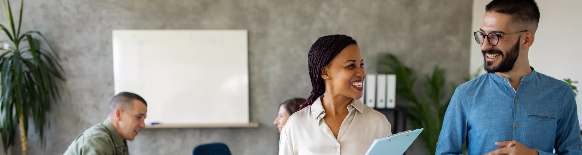 Banner Banner - Homem e mulher em uma sala de escritório sorrindo