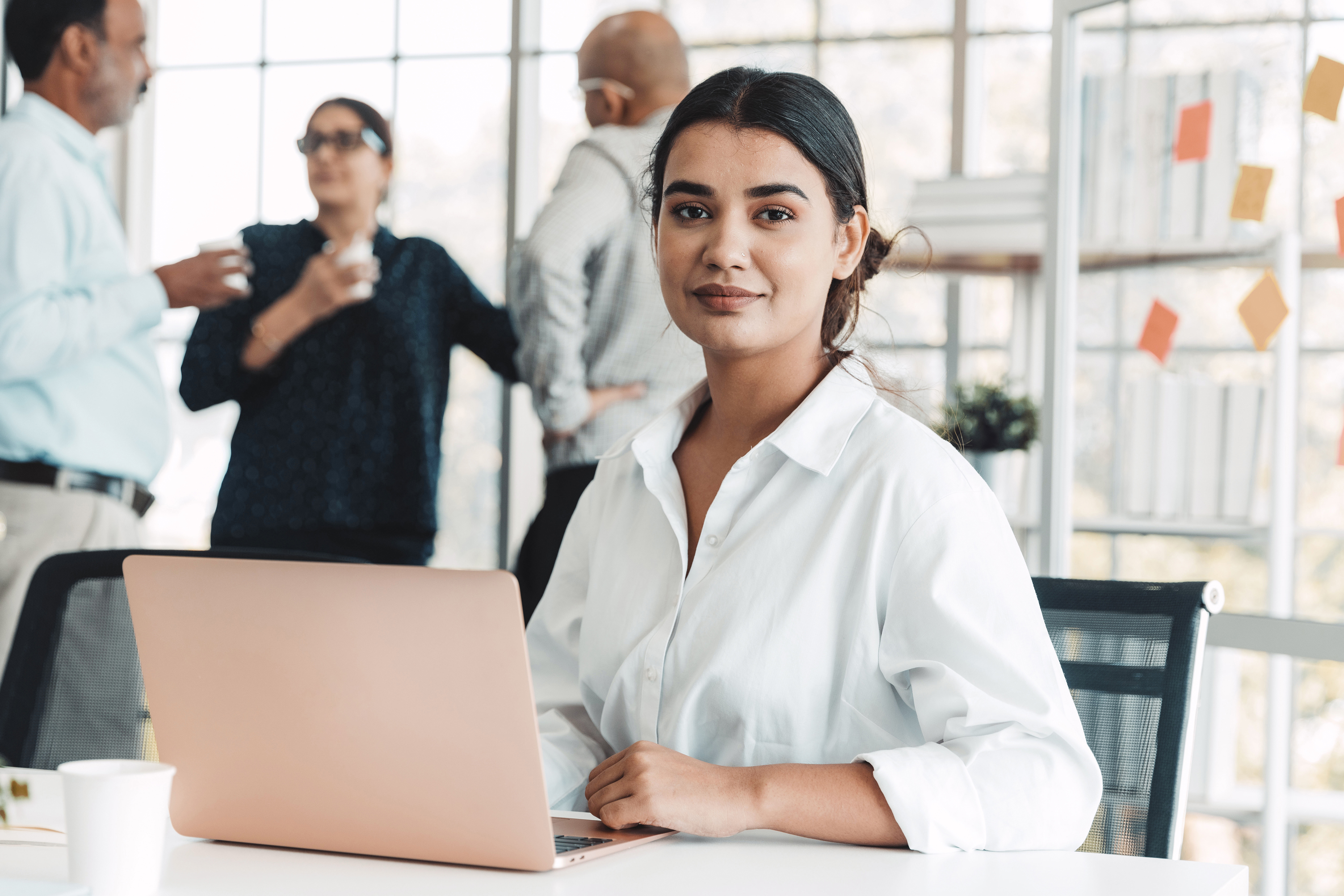 Mulher no escritório com notebook Mulher no escritório com notebook