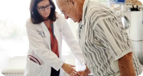 Profesional de la salud interactuando con un paciente, discutiendo resultados.