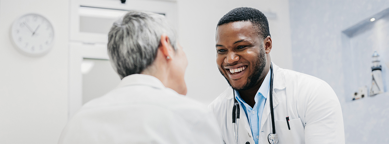 Arzt und Patient in der Sprechstunde im Gespräch